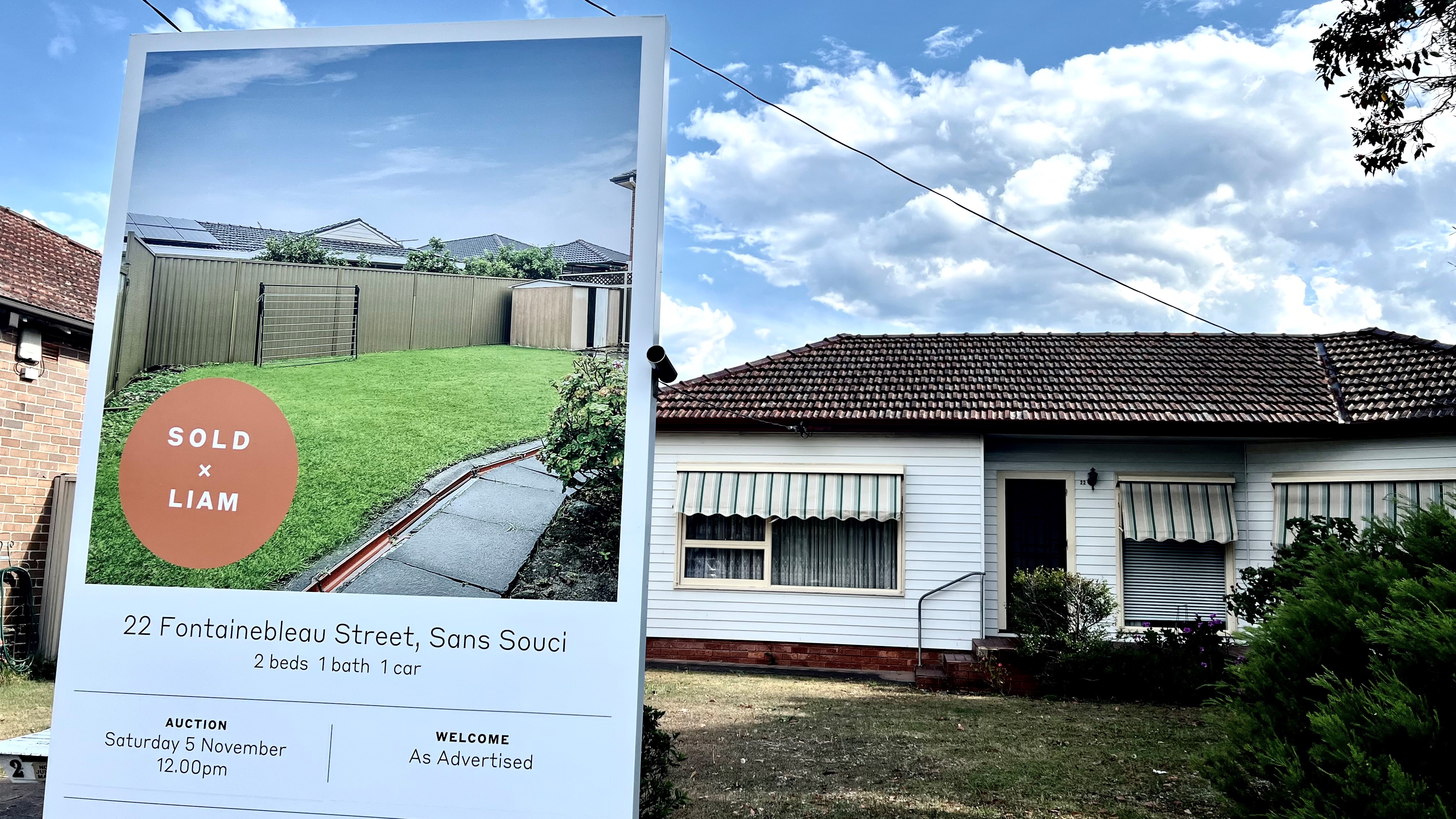 前院的房地产标志悉尼南部的一所房子，上面贴着一张已售出的标签。” class=